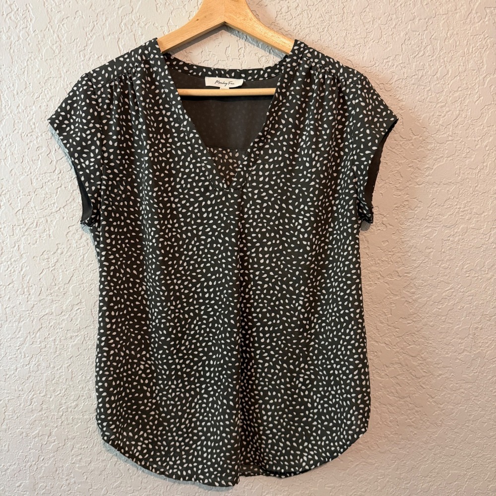 Monday Fun Cap Sleeve V-Neck Blouse Size M Office Chic Business Casual Work Wear